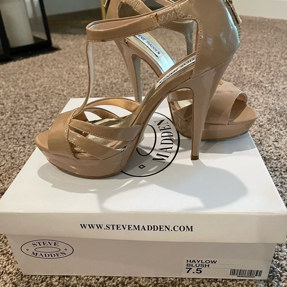 3.5” paten leather heeled sandal - Picture 4 of 5